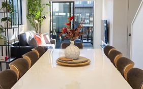 Walk To Riverside Market 4 Bed 4 Bath With Car Park